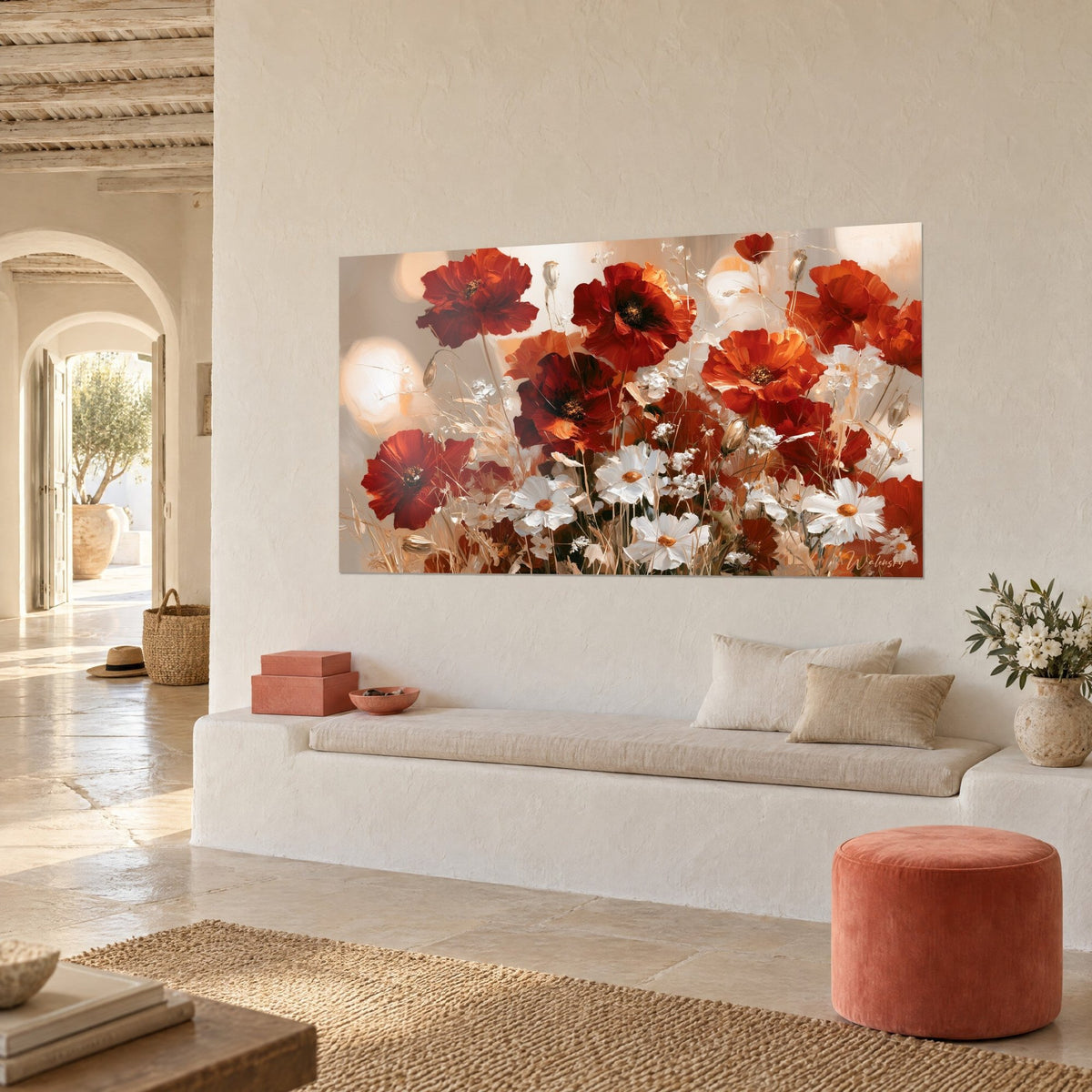 Tableau bouquet de pavots rouge carmin parmi des fleurs blanches, bourgeons et tiges dorées, sur un mur beige près d'un banc en plâtre