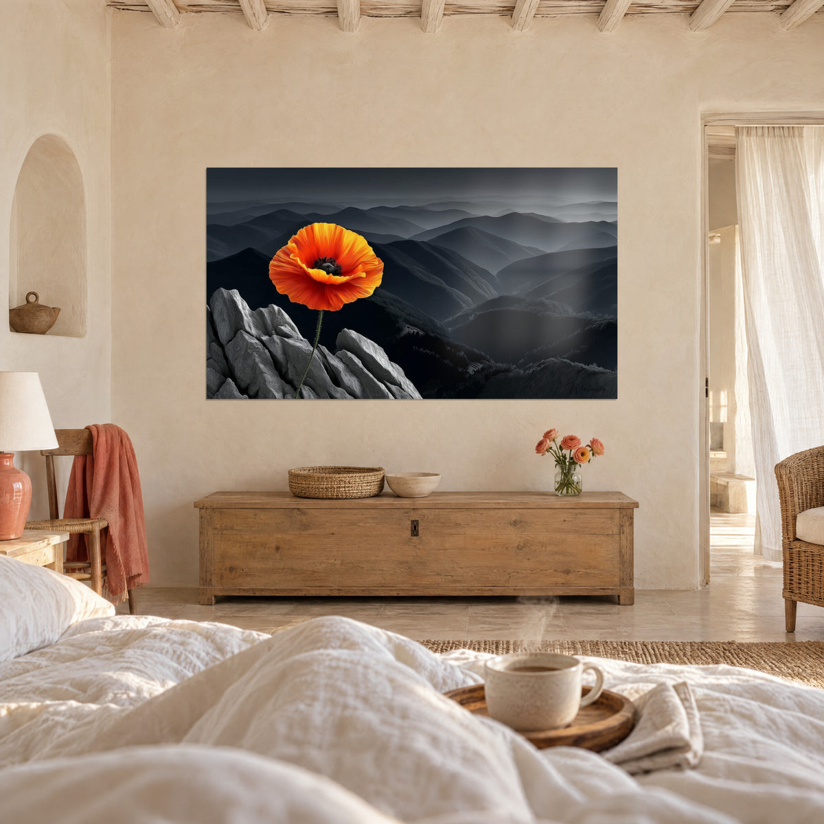 Gemälde Flammende orange Blütenkrone vor grauen Gebirgsketten, weiße Decke und Tasse auf dem Bett, über einem Bett in einem hellen Schlafzimmer