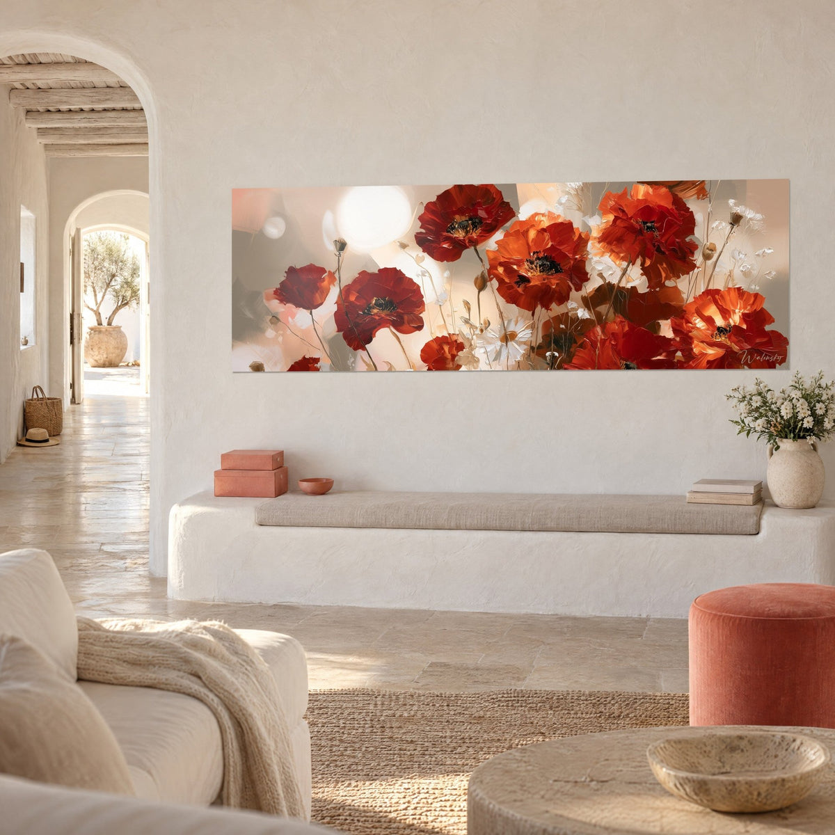 Quadro fiori di papavero cremisi con cuore nero, steli sottili e petali crema, su una parete bianca accanto a un arco e a un pouf rosa