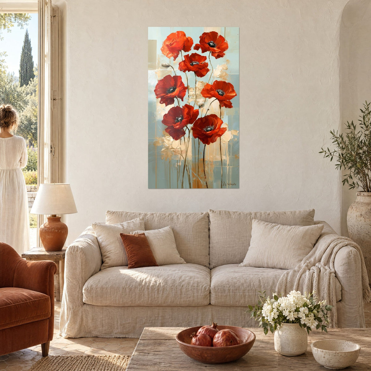 Tableau coquelicots écarlates aux cœurs noirs sur fond bleu gris et blocs dorés, au-dessus d'un canapé dans un salon lumineux