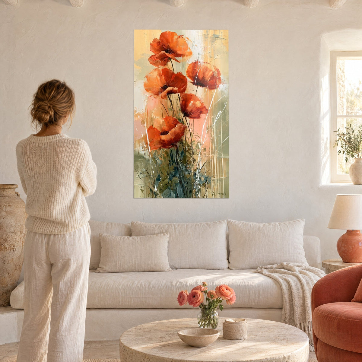 Tableau gerbe de pavots rouge orangé sur fond beige rosé, griffures blanches, de dos au-dessus d'un canapé dans un salon lumineux