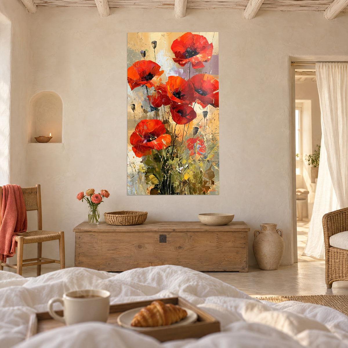Quadro mazzo di papaveri rosso vivo dai gambi sottili su sfondo sabbia e grigio, appeso sopra un letto in una camera luminosa