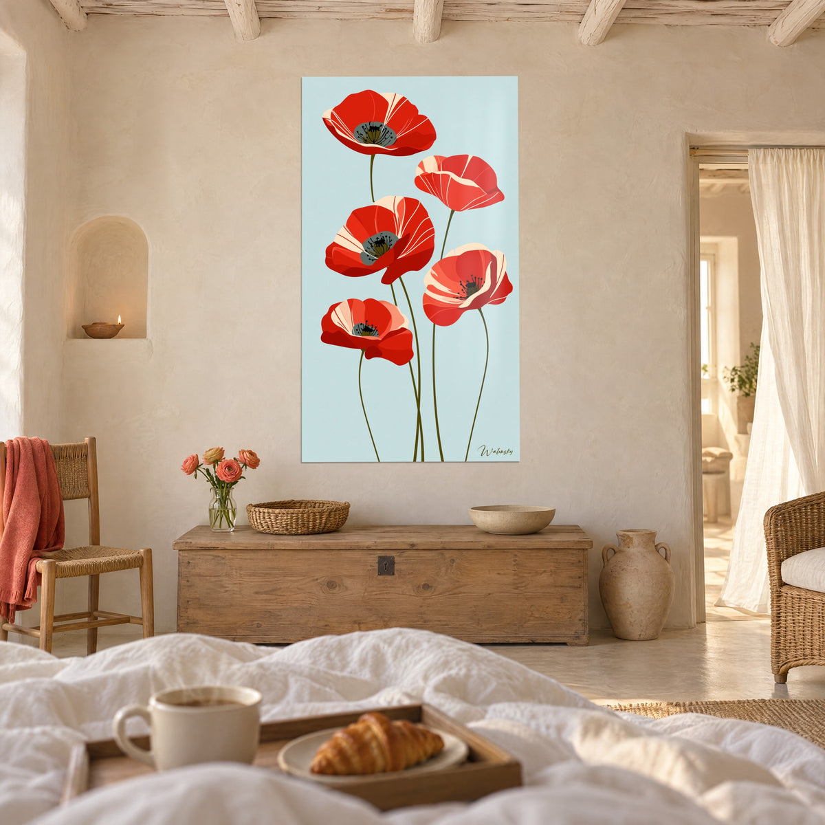 Quadro bouquet di papaveri vermiglio su azzurro cielo, steli oliva slanciati, vassoio per la colazione, sopra un letto in una camera luminosa