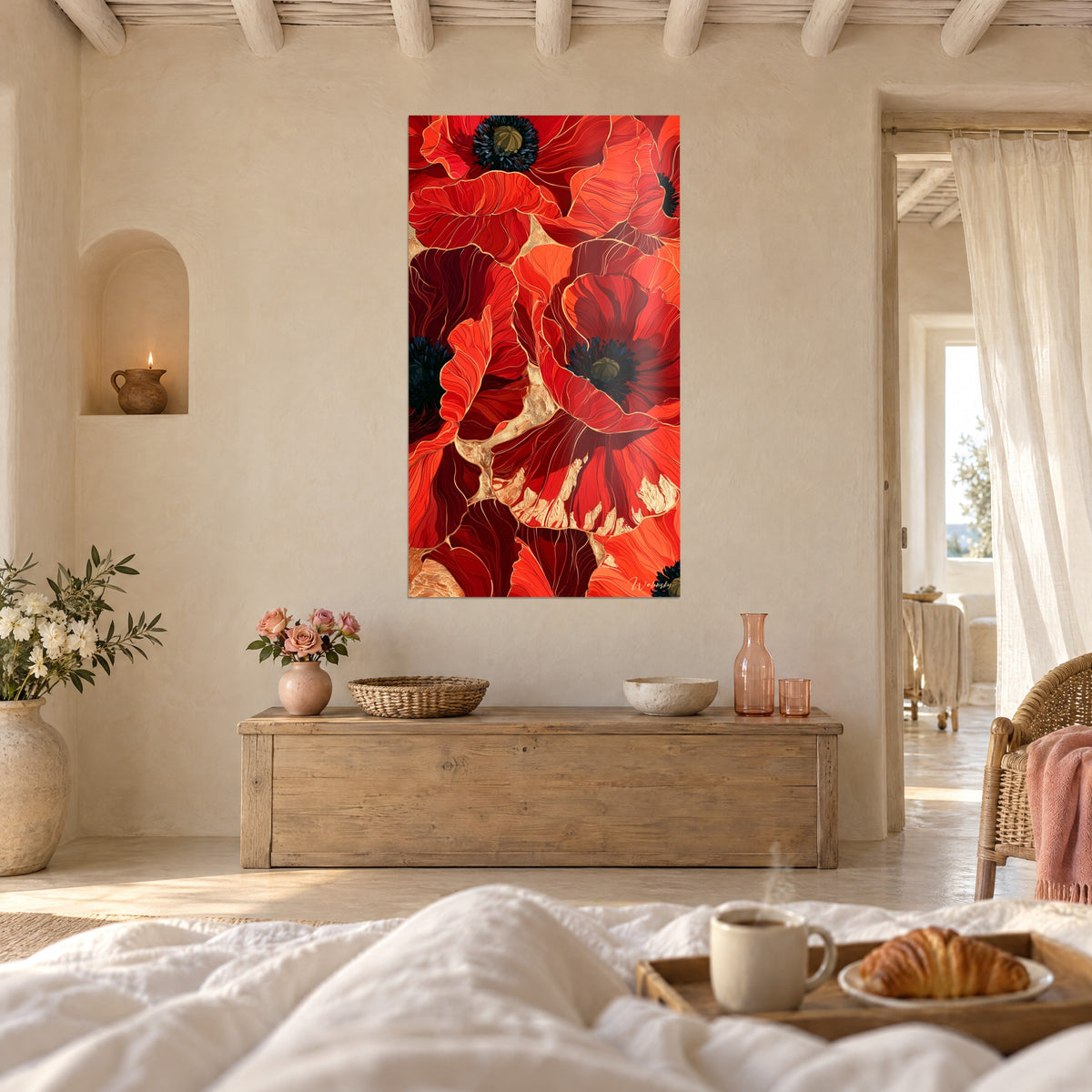 Schilderij met grote vermiljoenkleurige klaprozen met gouden aderen op een bordeauxrode achtergrond, boven een bed in een lichte slaapkamer