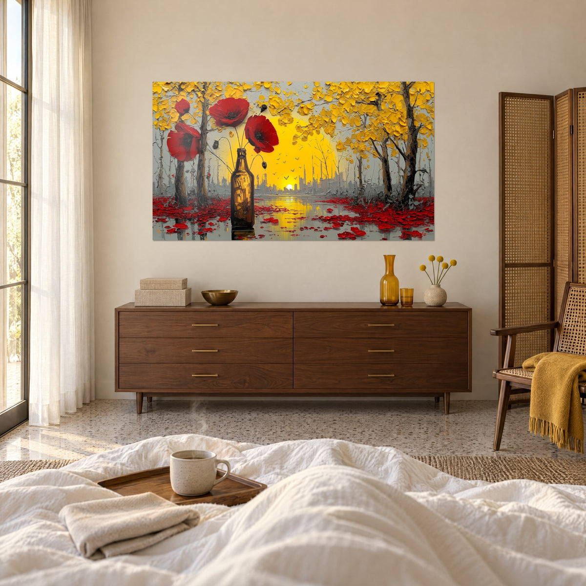 Cuadro flores de amapola carmesí, follaje otoñal amarillo limón, reflejos en el agua, colgado encima de una cama en un dormitorio luminoso