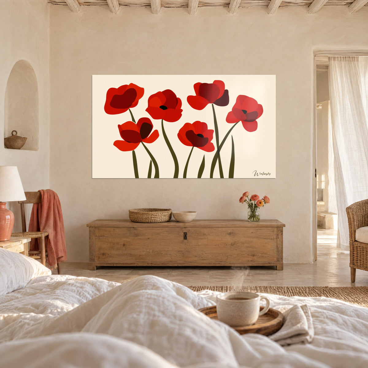 Cuadro ramo de amapolas carmesí y granate sobre fondo marfil, frente a la cama de sábanas blancas arrugadas, en un dormitorio luminoso