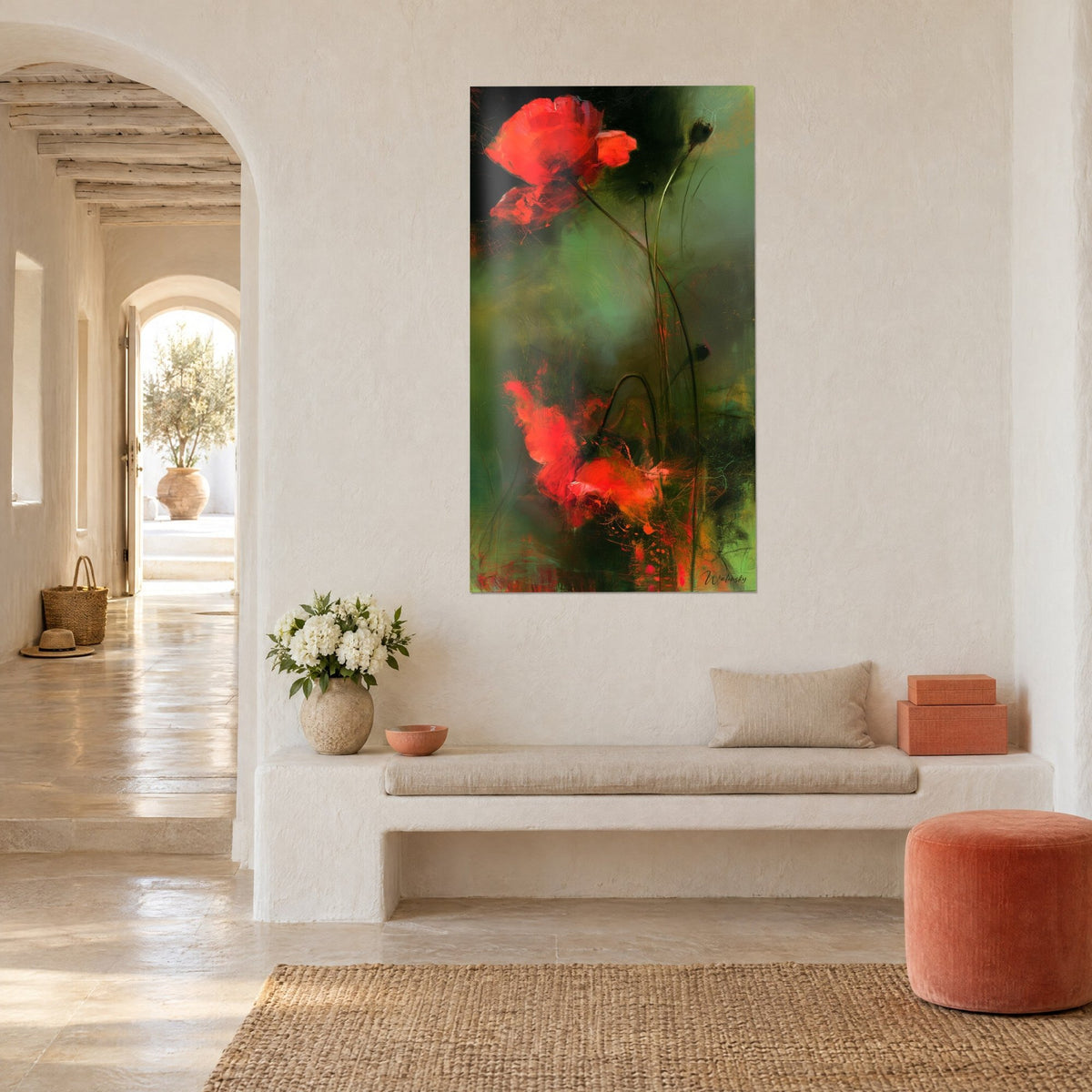 Tableau fleurs de pavot rouge vermillon et boutons noirs sur brume verte, mur blanc chaulé, banquette en pierre et arches