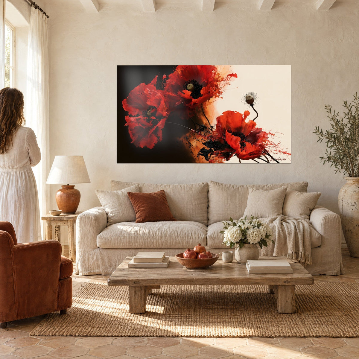 Tableau coquelicots écarlates en éclaboussures sur fond noir et crème, une femme de dos au-dessus d'un canapé dans un salon lumineux