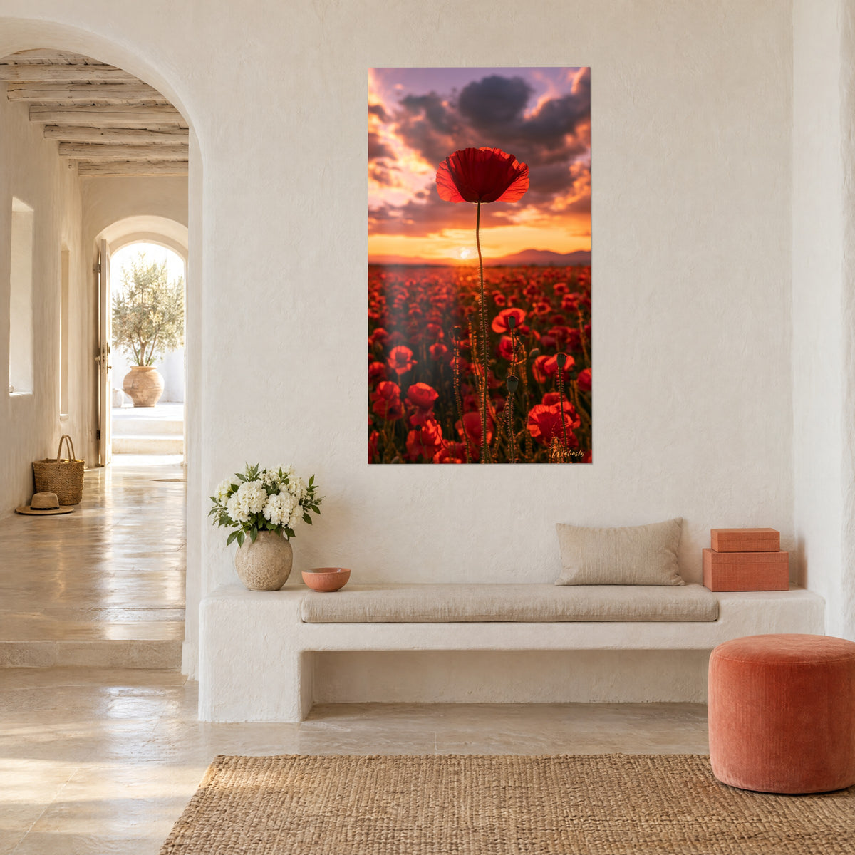 Quadro papavero scarlatto eretto al sole al tramonto, nuvole malva, parete bianca, panca e arco di una casa mediterranea