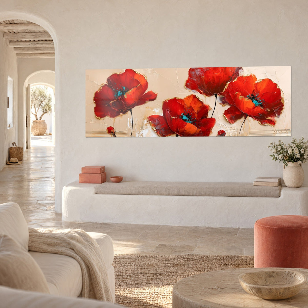 Tableau quatre coquelicots vermillon aux pétales dorés sur fond crème texturé, vue de trois-quarts, mur blanc d'une maison méditerranéenne