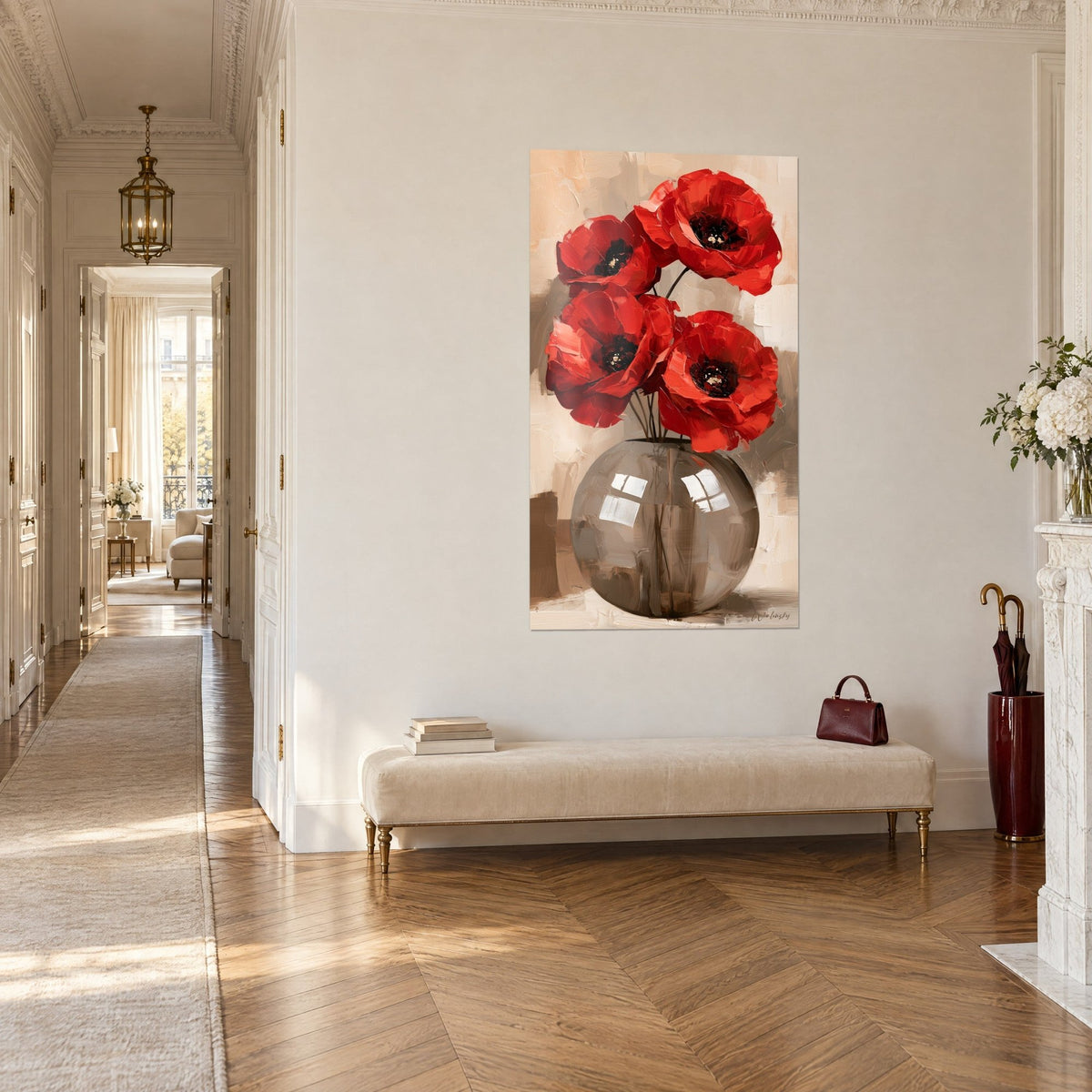 Tableau bouquet de pavots rouge vif sur fond beige crème, vase rond gris-brun, face au couloir d'un appartement haussmannien