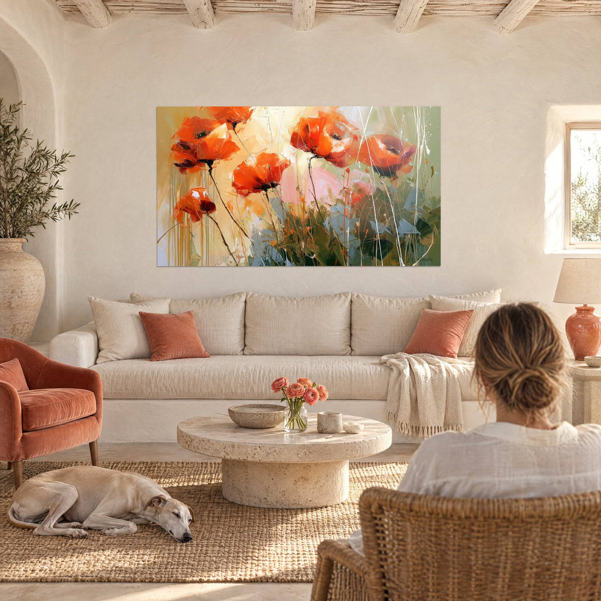 Tableau coquelicots orange peints au couteau, fonds miel et vert sauge, un greyhound couché, au-dessus d'un canapé dans un salon lumineux