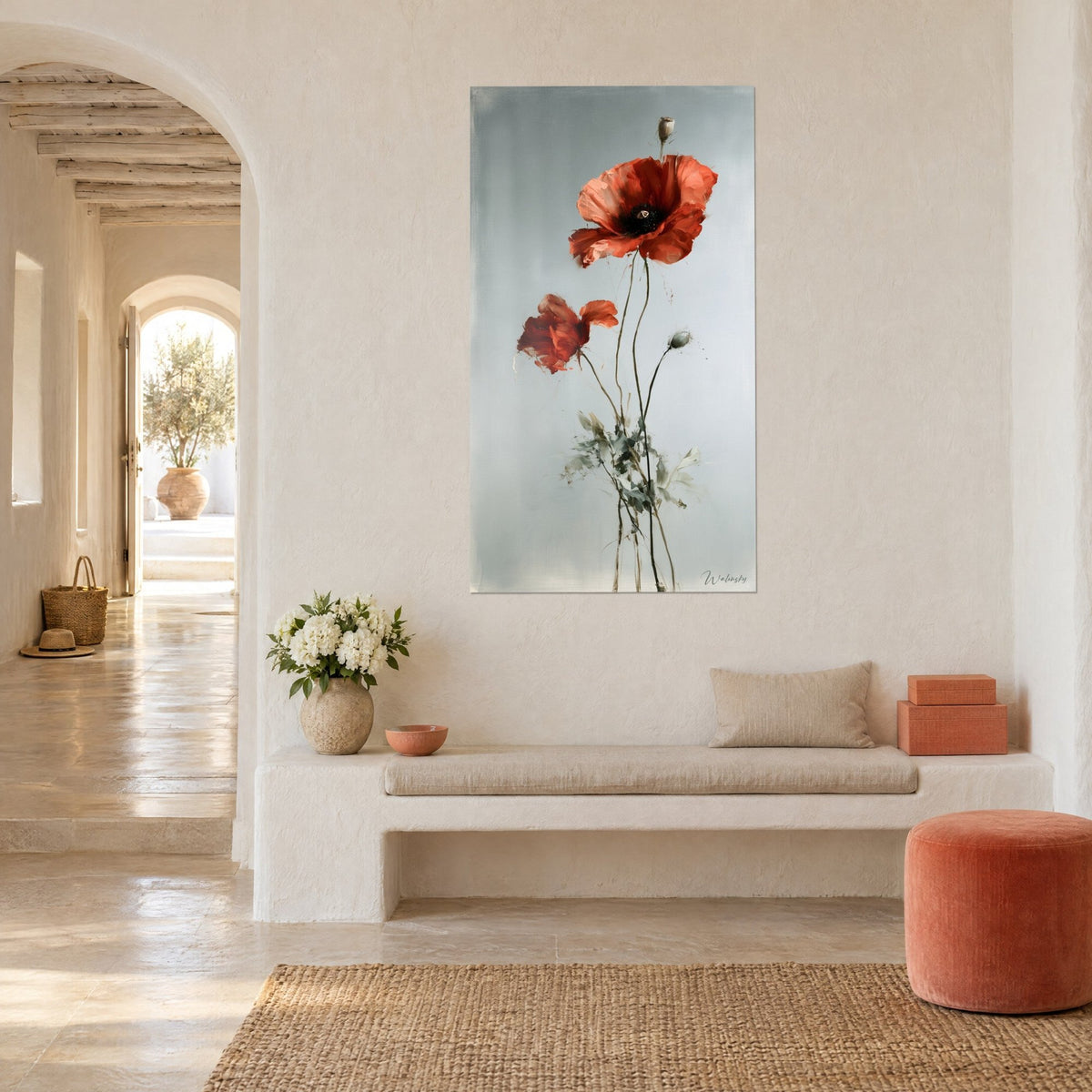 Tableau fleur de pavot corail au cœur noir, bouton ivoire, banquette blanche et arche en pierre claire d'une maison méditerranéenne