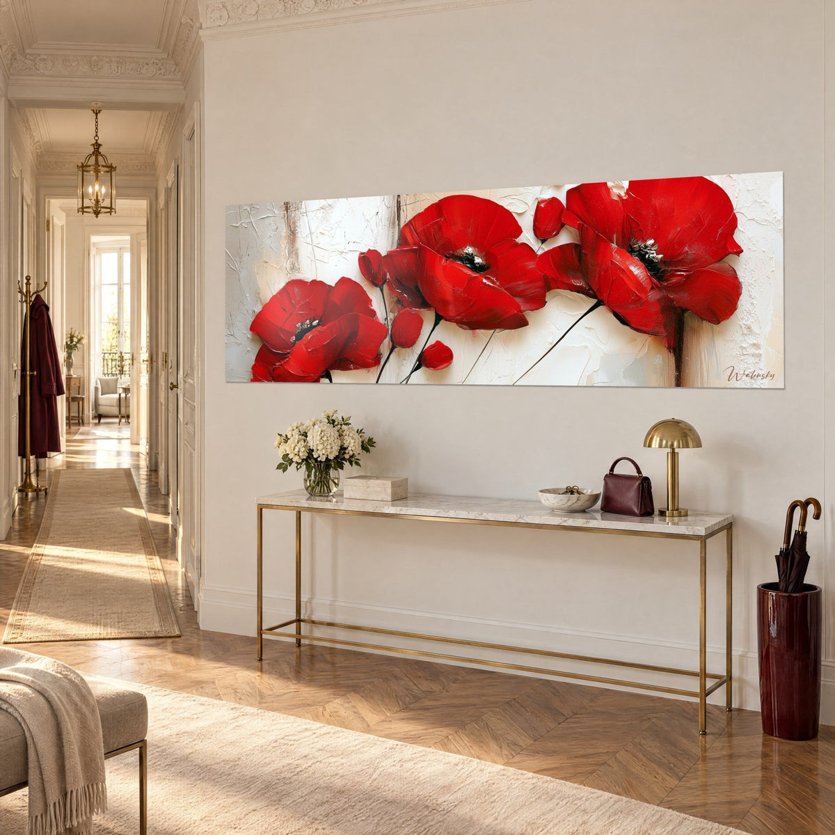 Cuadro amapolas rojo intenso de corazón negro sobre fondo marfil agrietado, encima de una consola dorada en un pasillo