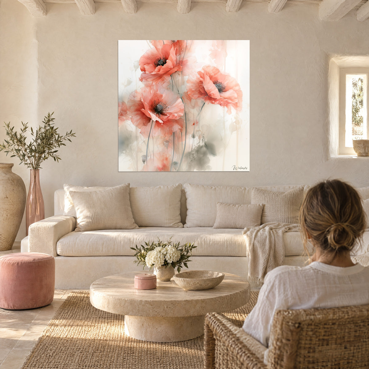 Tableau coquelicots corail aux étamines grises, pétales froissés en aquarelle, au-dessus d'un canapé dans un salon lumineux