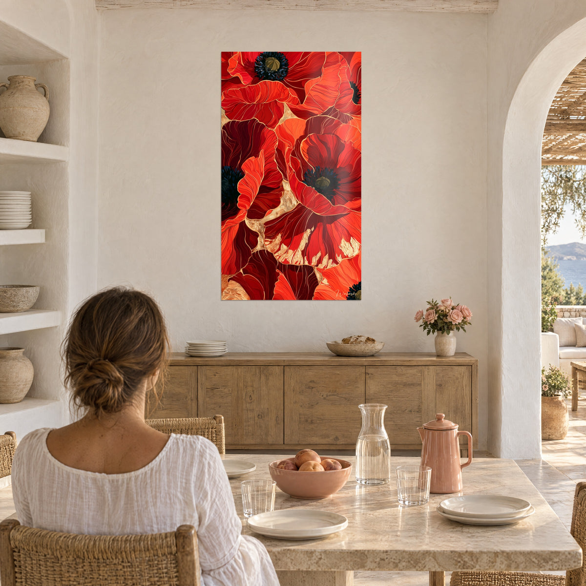 Schilderij met een veld van paarse en oranje klaprozen, zwarte meeldraden, vrouw met de rug naar de kijker aan de ontbijttafel, witte muren