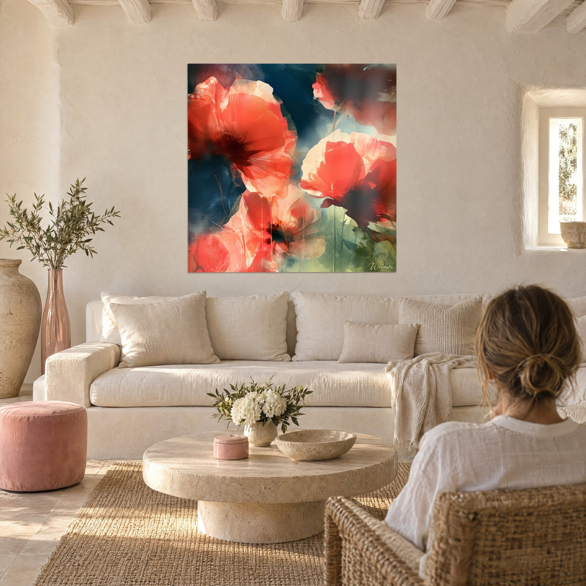Tableau coquelicots corail translucides sur fond bleu nuit, pétales rosés et cœurs sombres, au-dessus d'un canapé dans un salon lumineux