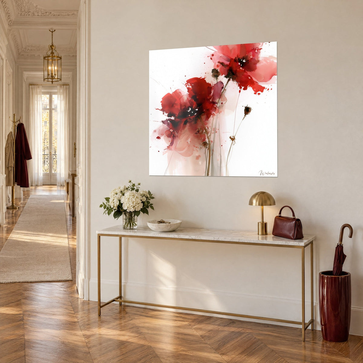 Cuadro de flores de amapola carmín y burdeos, tallos grises y finos, visto de tres cuartos sobre una pared beige junto a una consola dorada