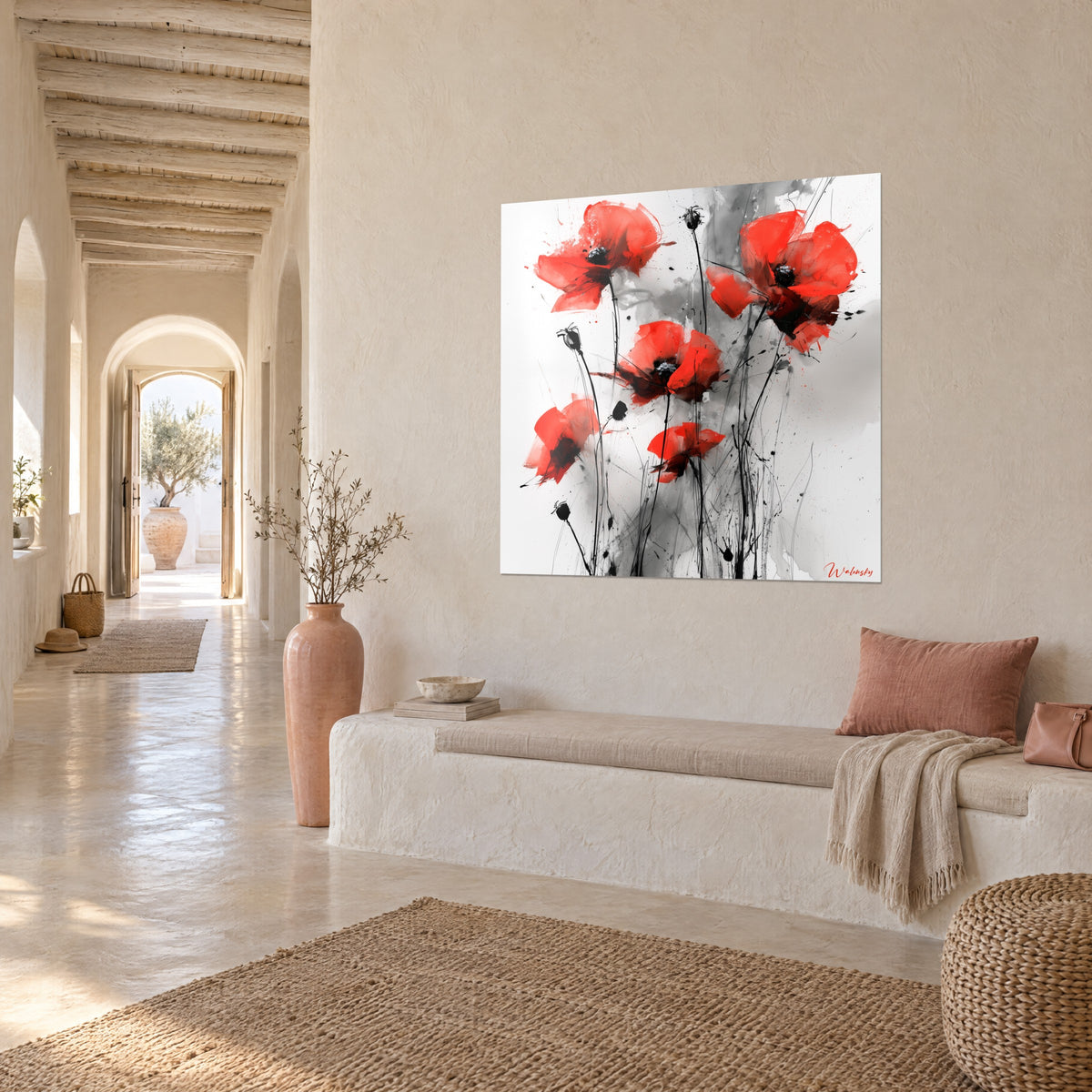 Cuadro de amapolas rojo vivo salpicadas de negro, pétalos en acuarela sobre papel blanco, pared crema de una galería abovedada