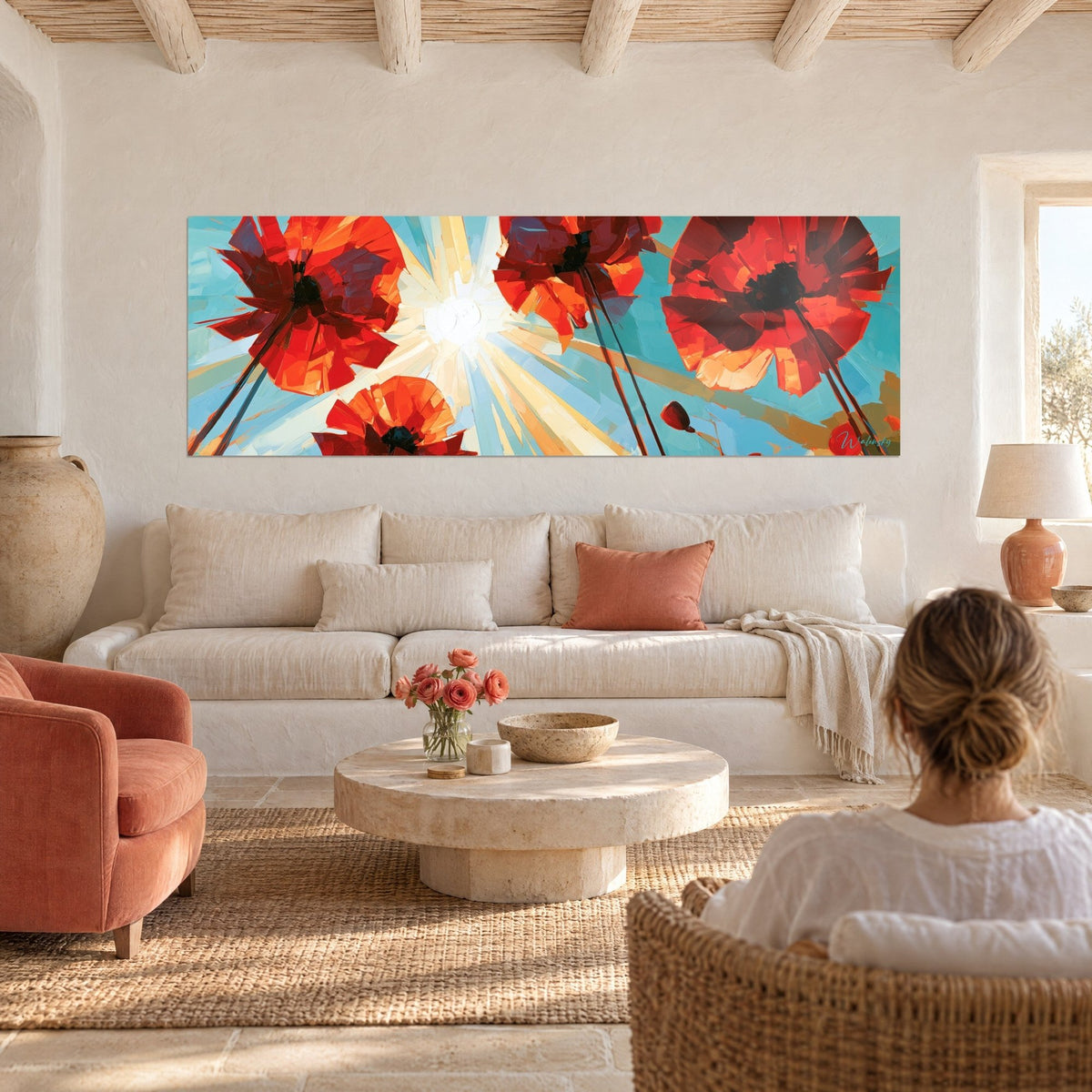 Tableau coquelicots écarlates vus en contre-plongée, soleil blanc rayonnant sur ciel turquoise, au-dessus d'un canapé dans un salon lumineux