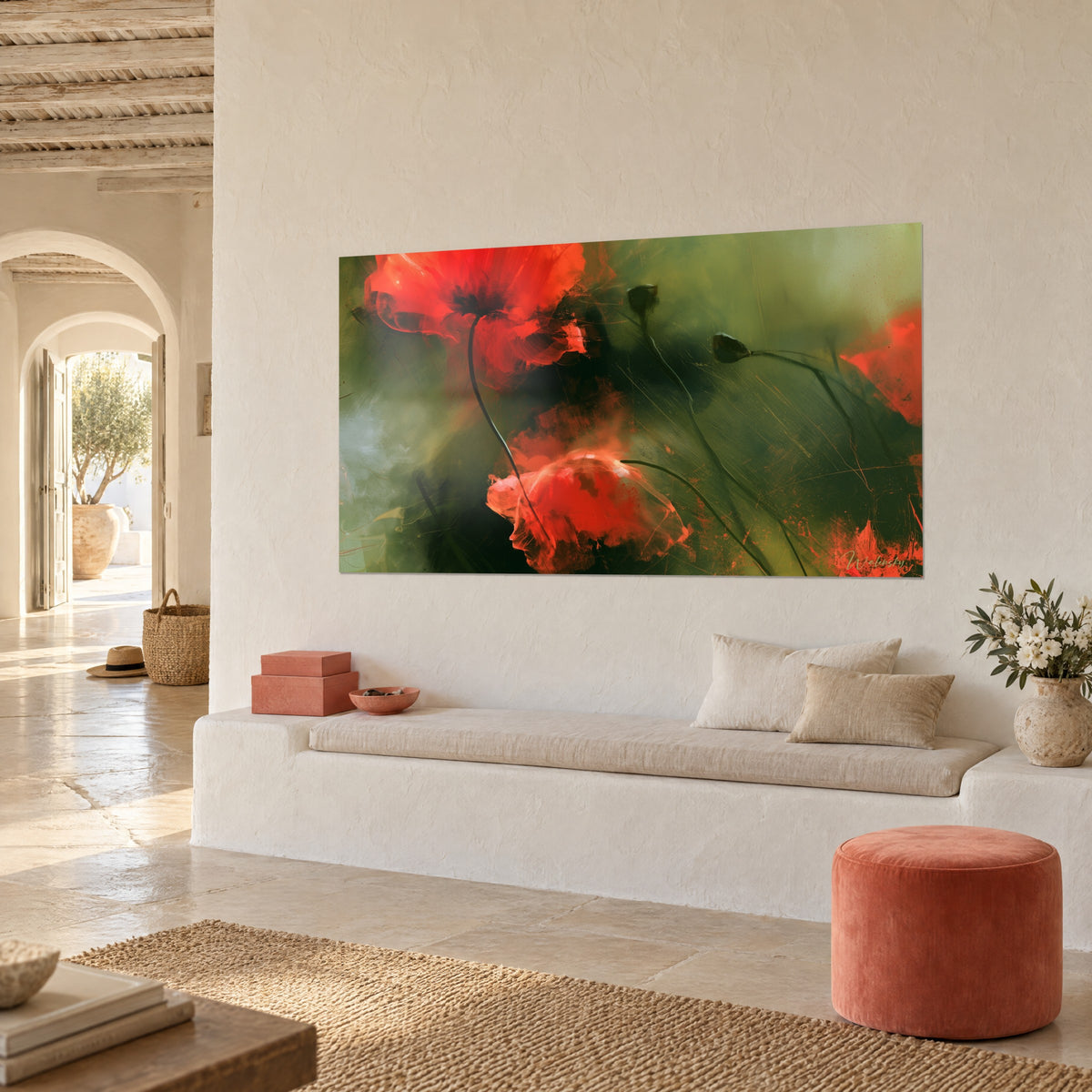 Tableau corolle vermillon et bourgeons penchés, fond olive, accroché près d'une banquette blanche et d'un pouf corail
