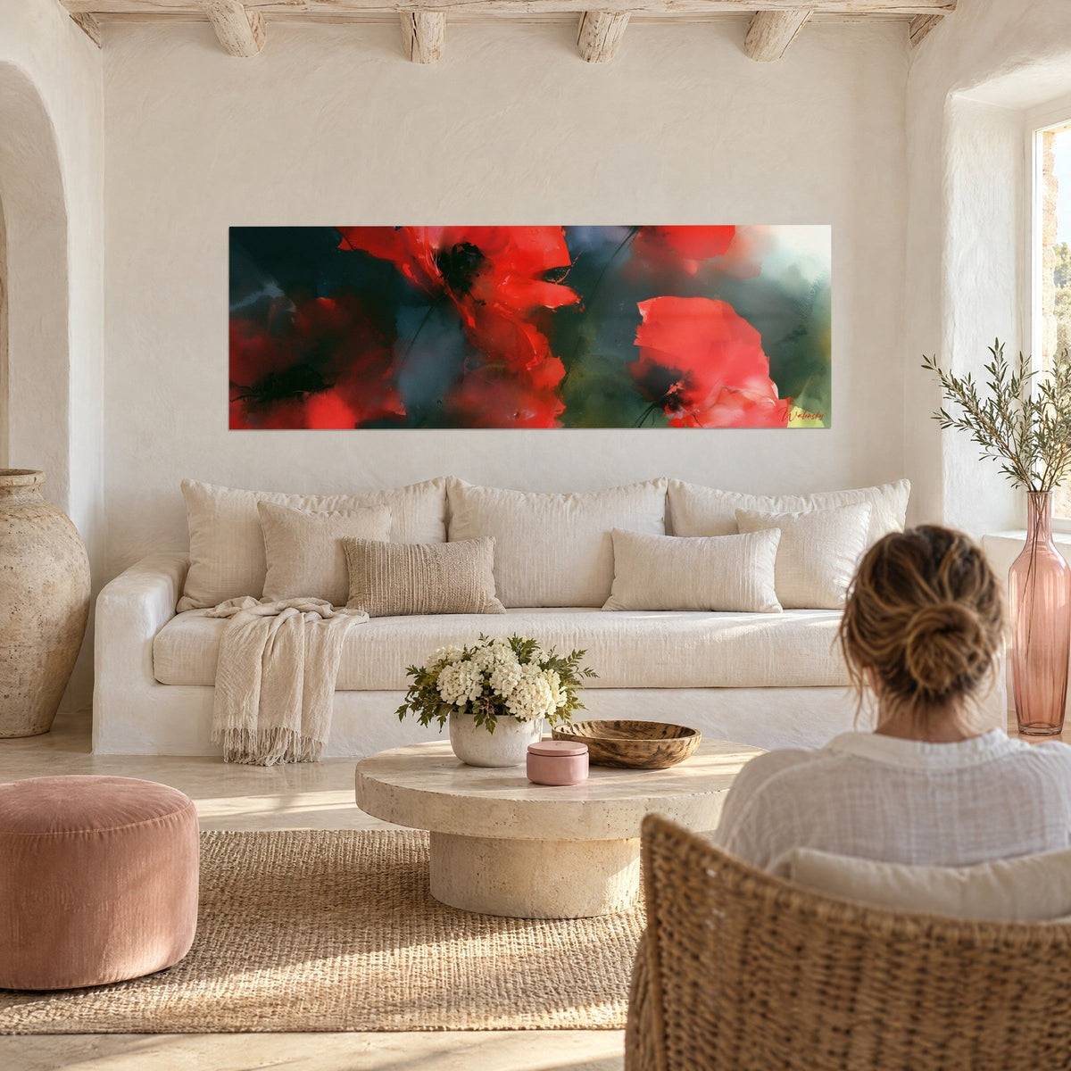 Tableau coquelicots écarlates sur fond anthracite, pétales froissés et cœurs noirs, au-dessus d'un canapé dans un salon lumineux