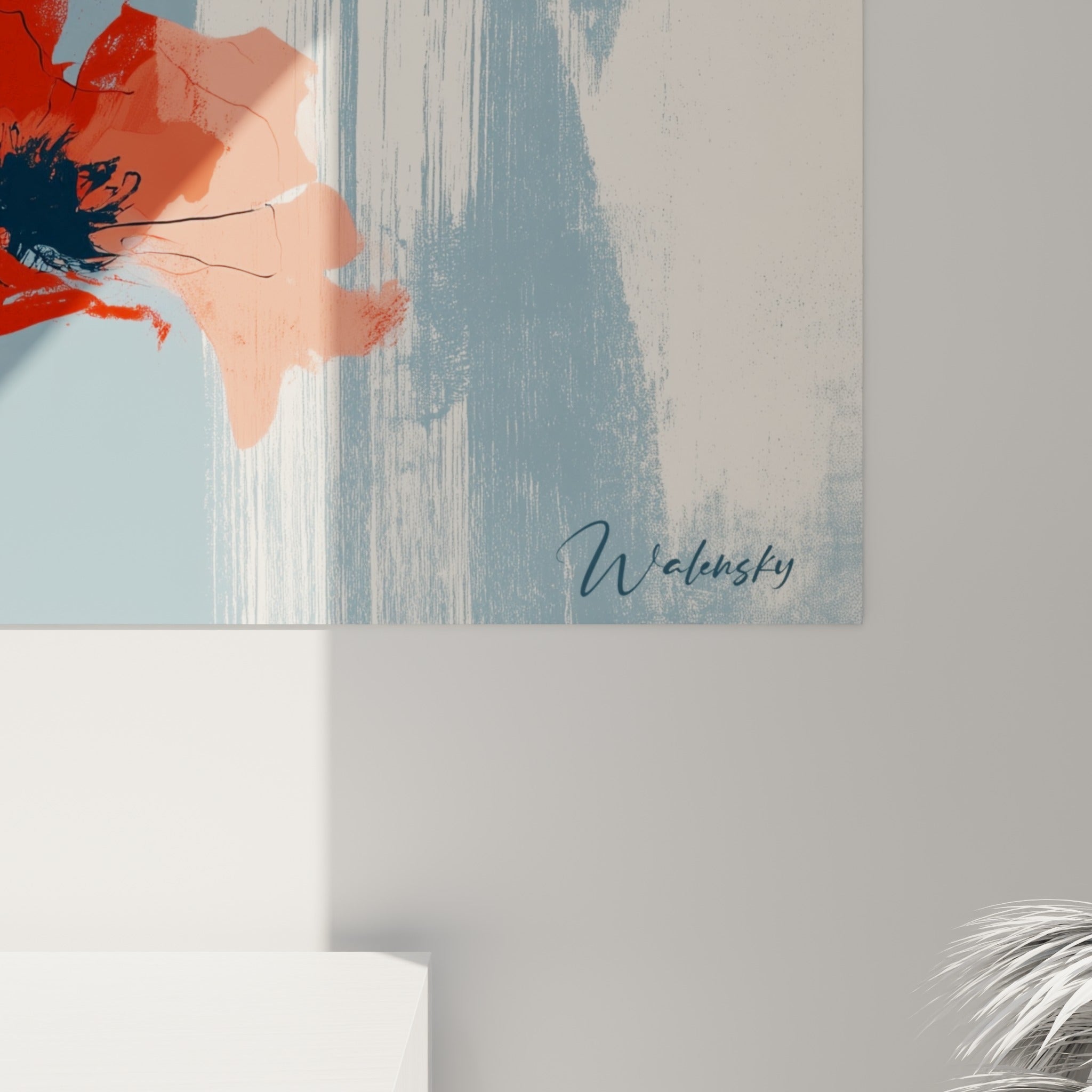 Pétales chiffonnés rouge vermillon et traits bleu marine visibles en détail, grain texturé du fond bleu gris