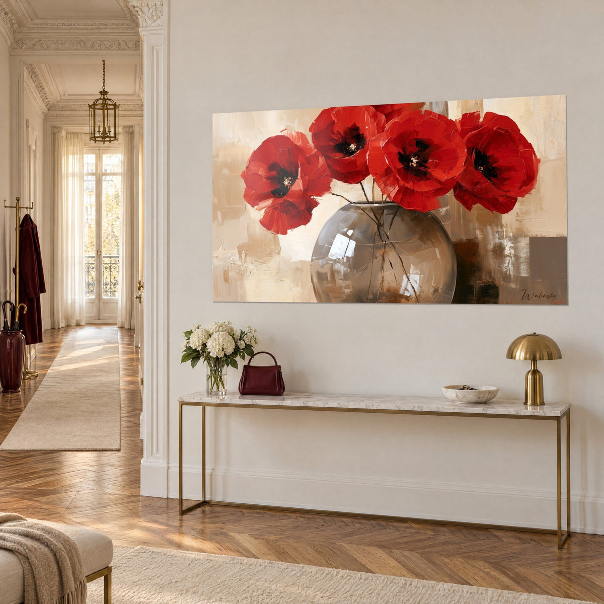 Schilderij felrode klaprozen met zwarte harten, taupe glazen vaas met gekruiste stelen, op een vergulde console in de hal in Haussmann-stijl