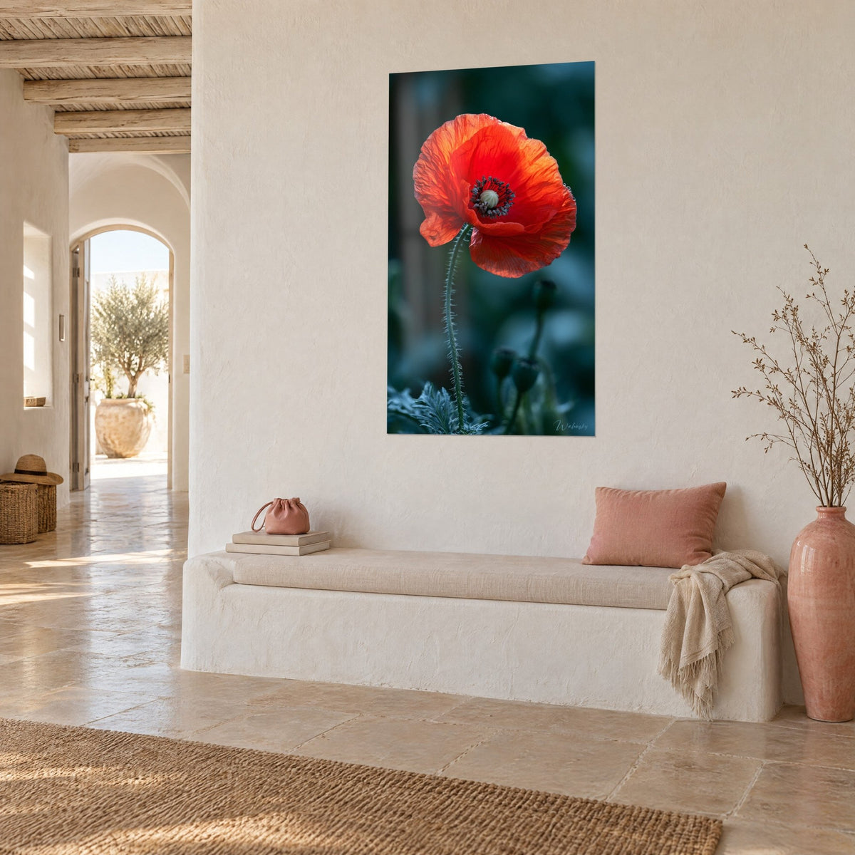 Cuadro flor de amapola escarlata con corazón azulado, capullos verdes difuminados, pared crema de una casa mediterránea en tres cuartos