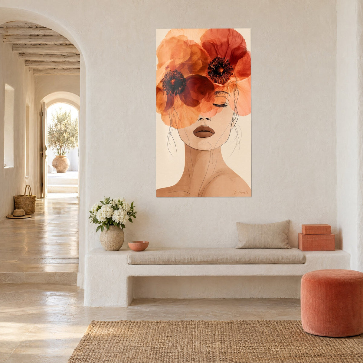 Tableau visage de femme couronné de grands pavots translucides, orange et brun, mur blanc chaulé et banquette en arche méditerranéenne