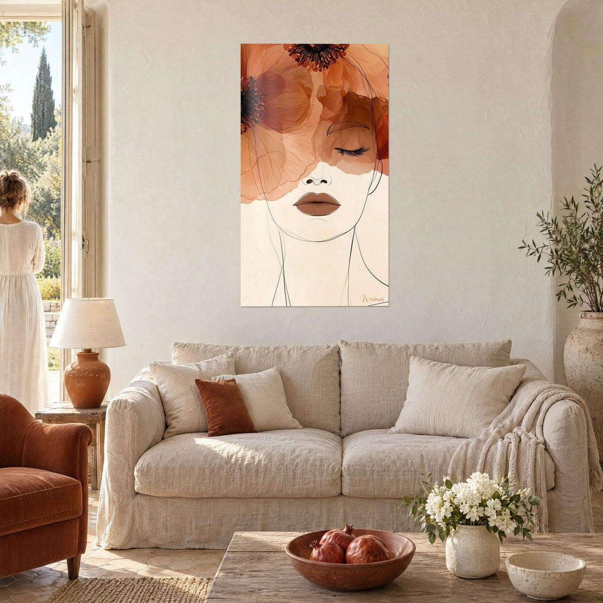 Tableau visage de femme aux paupières closes sous des pétales de coquelicot cuivrés, fond crème, au-dessus d'un canapé dans un salon lumineux
