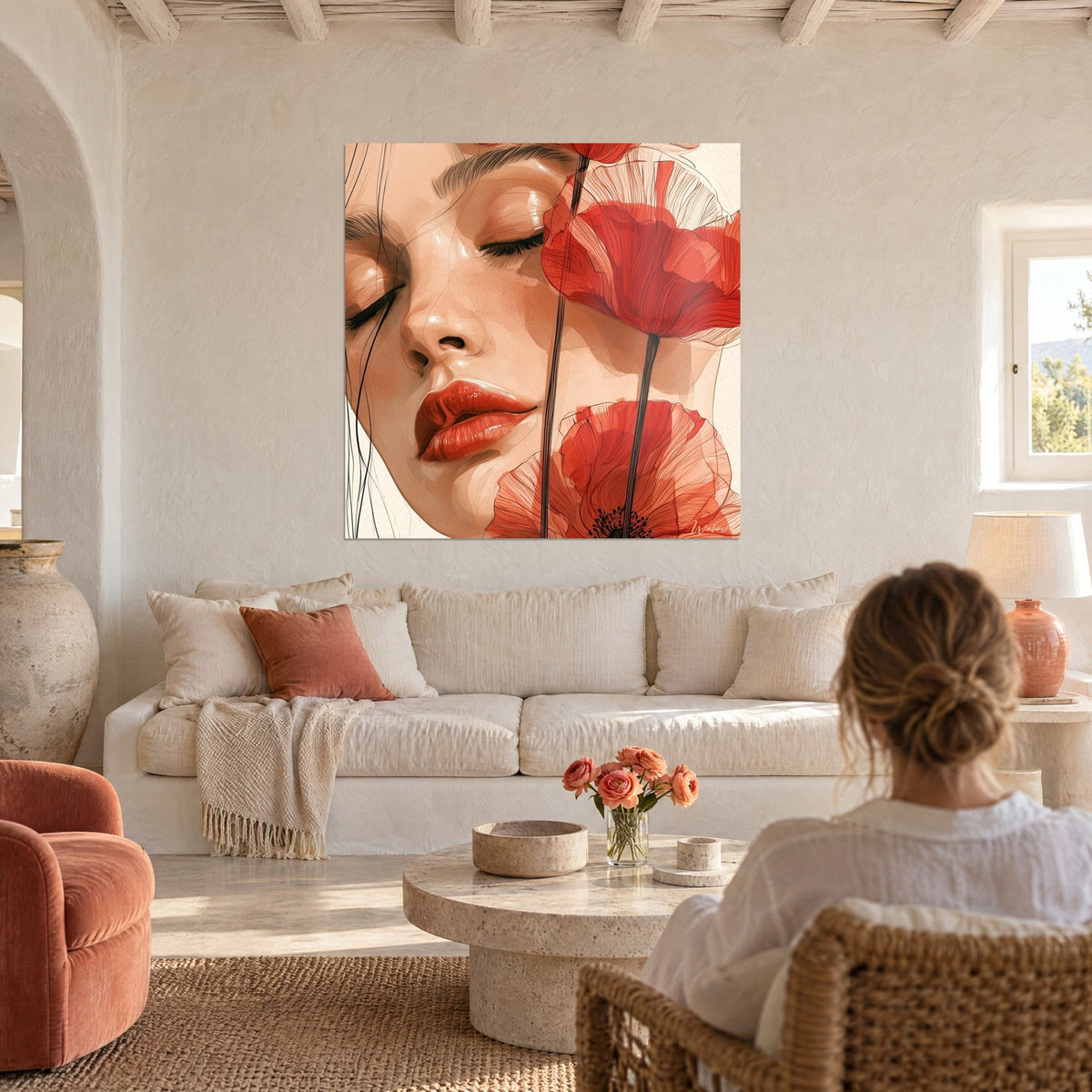 Cuadro rostro de mujer con párpados cerrados y labios rojos, amapolas translúcidas al fondo, sobre un sofá en un salón luminoso