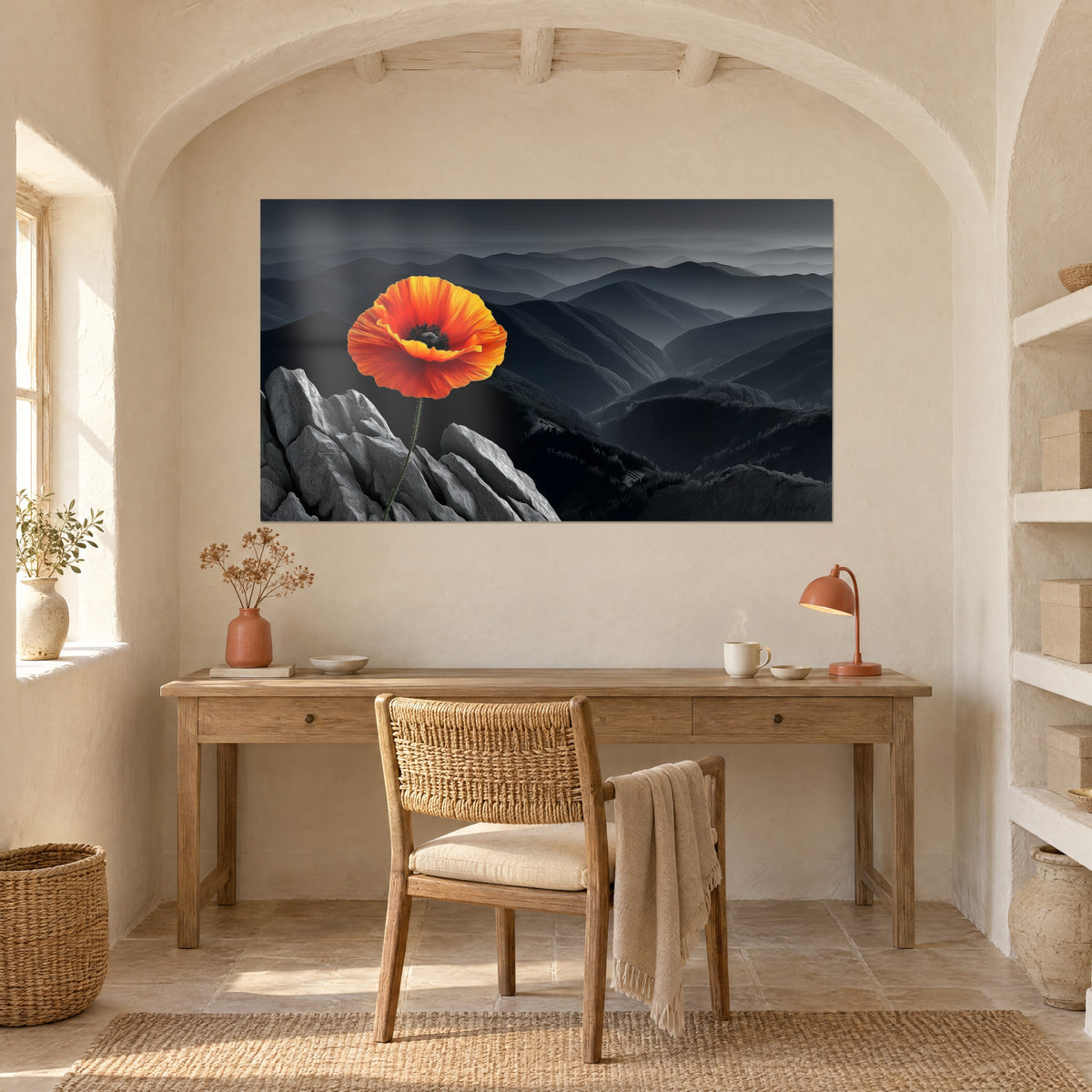 Gemälde Scharlachrote Blüte auf grauen Felsen, dunkle nebelige Täler, Schreibtisch aus hellem Holz und terrakottafarbene Lampe, mediterranes Haus