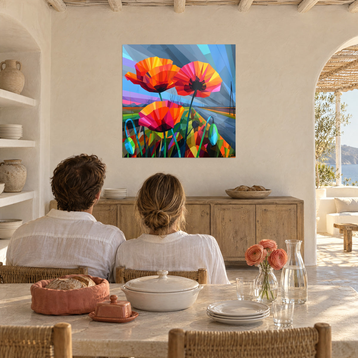 Schilderij met een mozaïekachtige bloemenexplosie van klaprozen in levendig roze en oranje, staalblauwe lucht, tegenover een stel in de eetkamer