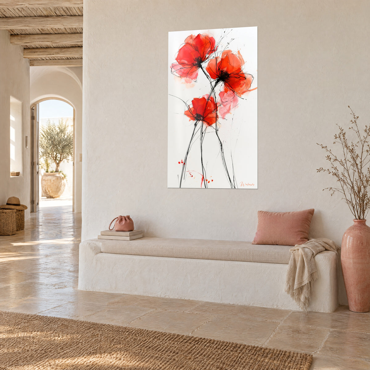 Quadro fiori di papavero scarlatto dai petali rosa pallido, steli sottili neri, muro imbiancato a calce, panca bianca, casa mediterranea