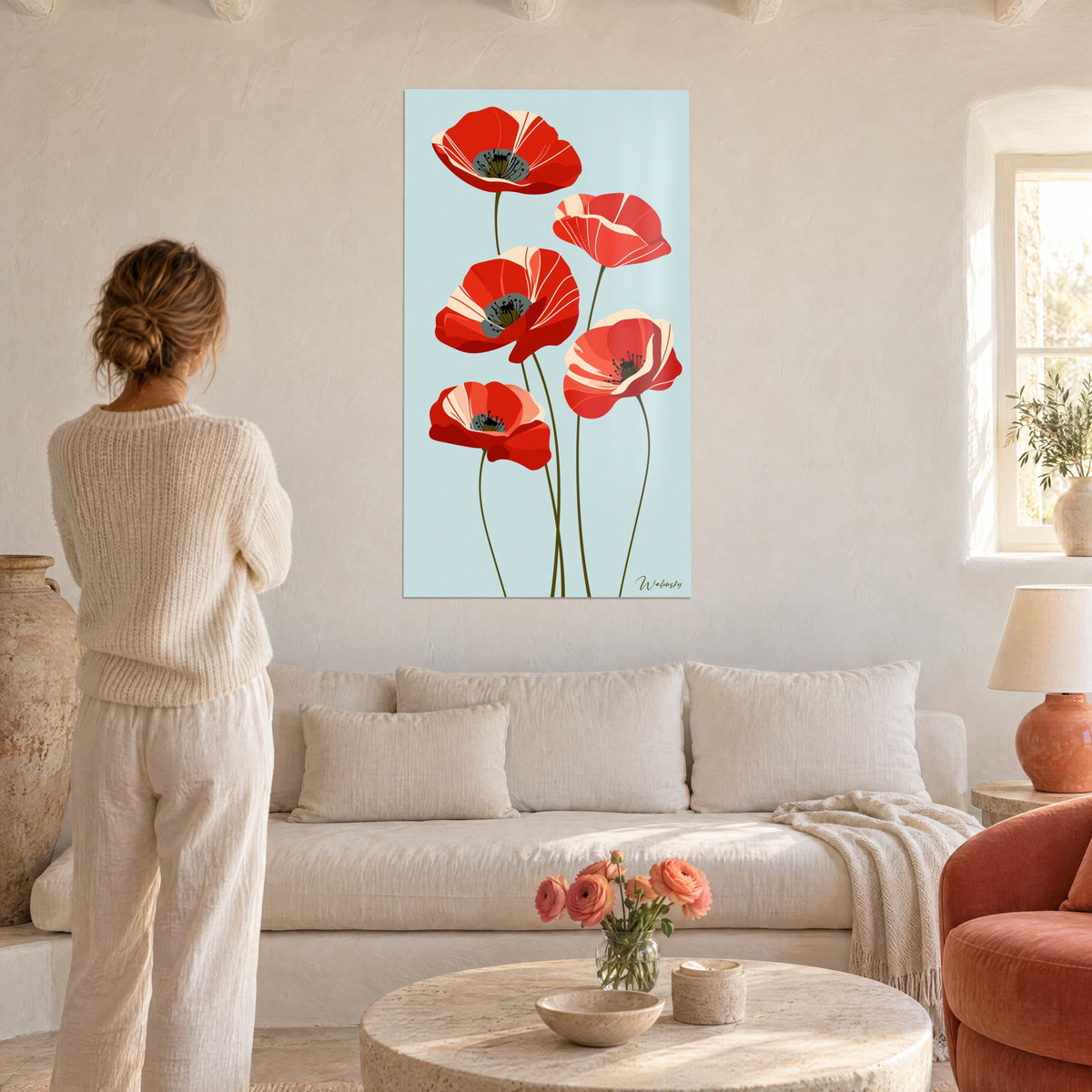 Quadro papaveri scarlatti su sfondo azzurro cielo, steli oliva, vista di spalle, sopra un divano in un soggiorno luminoso