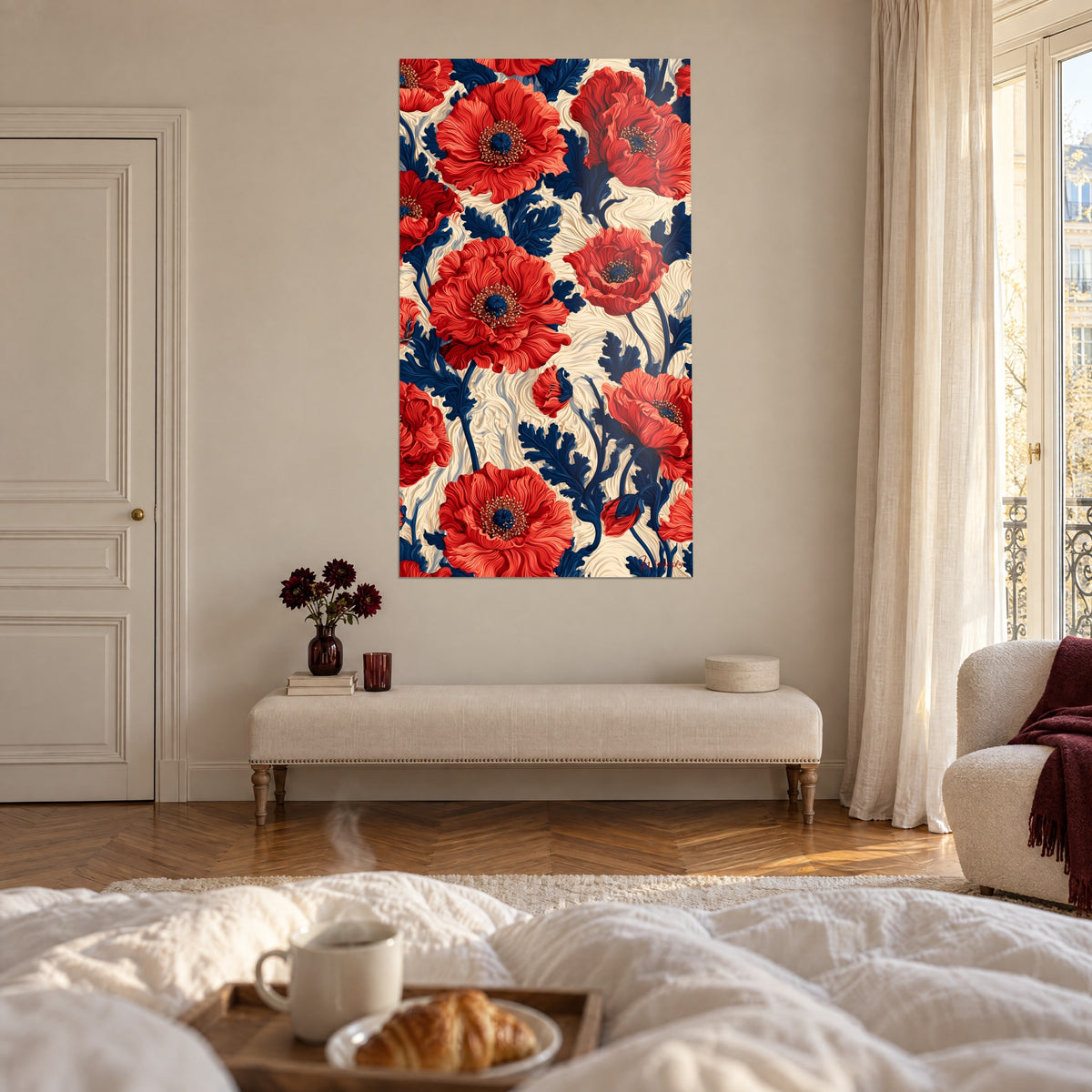 Quadro papaveri rosso corallo e fogliame blu navy vorticoso su avorio, sopra un letto in una camera luminosa