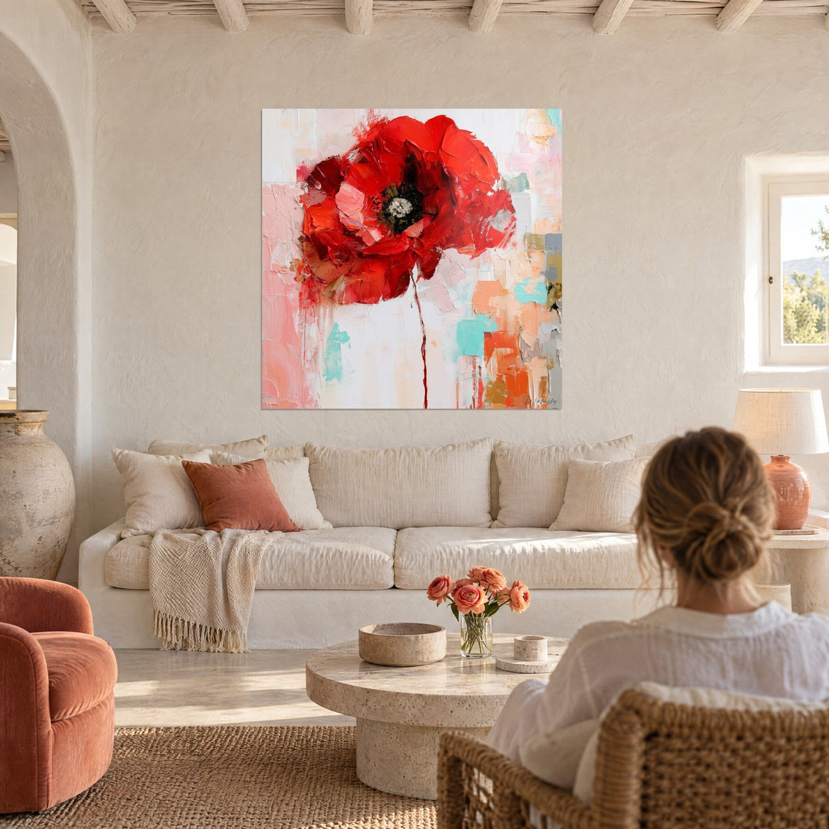 Tableau fleur de pavot écarlate en touches de couteau, fond rose pâle et turquoise, au-dessus d'un canapé dans un salon lumineux