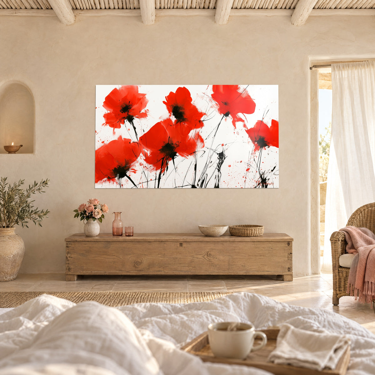 Cuadro de un campo de amapolas flamígeras con salpicaduras bermellón sobre fondo blanco, frente a la cama deshecha, sobre una cama en un dormitorio luminoso