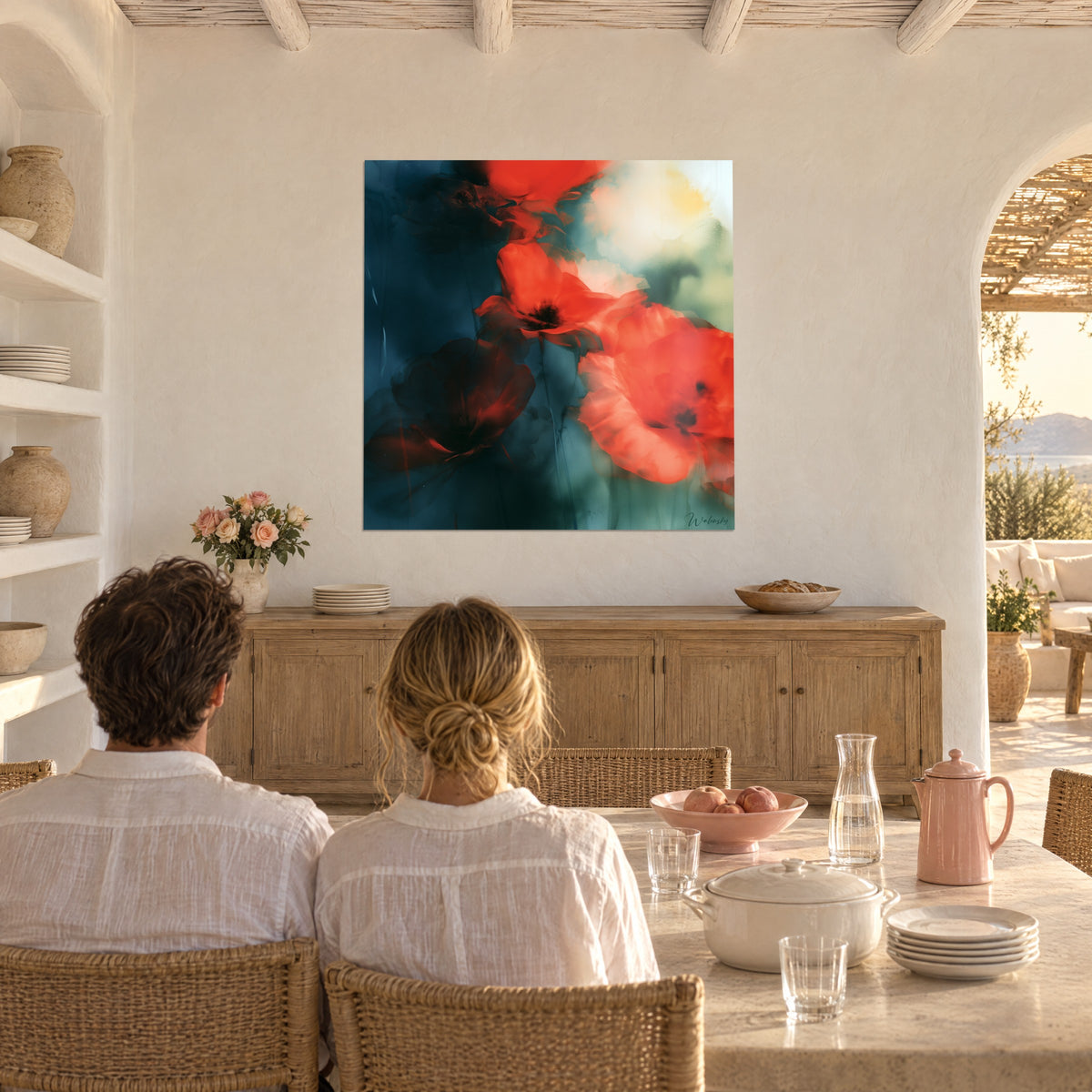 Cuadro Floración púrpura y naranja en un halo crema y azul profundo, una pareja de espaldas en la mesa, salón abovedado