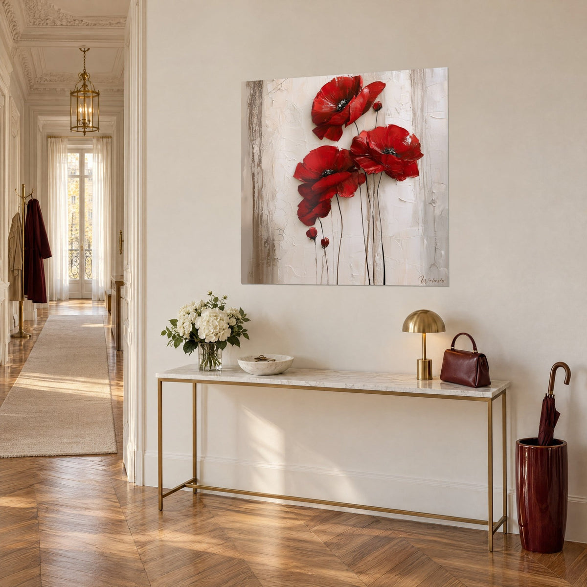 Cuadro de tres grandes amapolas rojo vivo en relieve, pétalos gruesos aplicados con espátula sobre beige, consola dorada, vista de tres cuartos