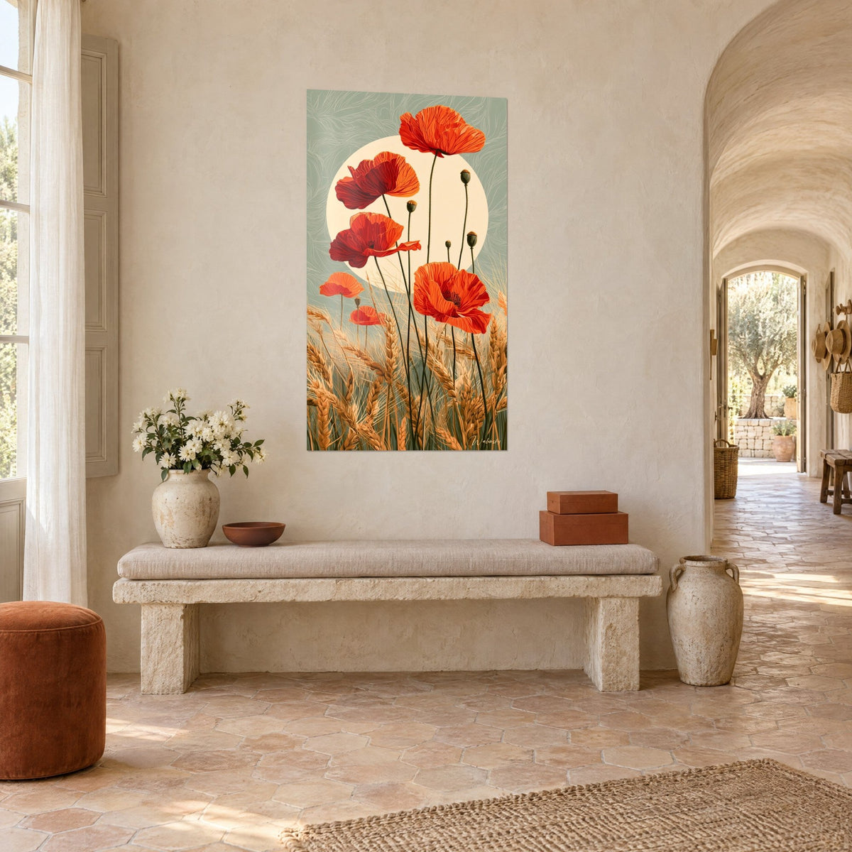 Quadro di papaveri arancioni dagli steli sottili e boccioli verdi eretti davanti a un grande disco beige, parete bianca di un casale