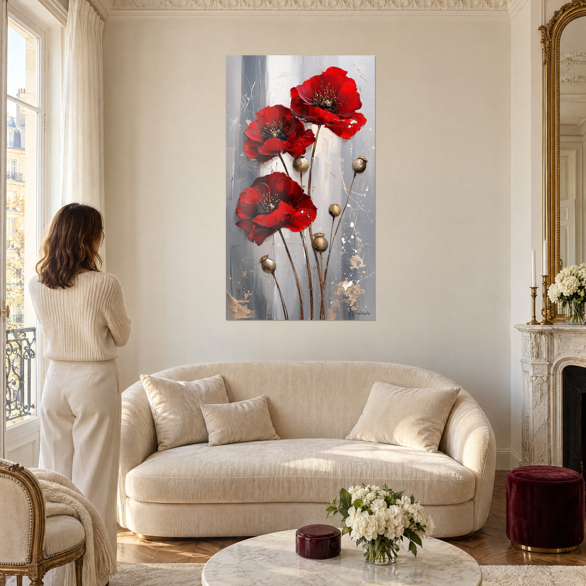 Quadro di papaveri scarlatti con stami dorati su sfondo grigio argentato, donna di spalle, sopra un divano in un soggiorno luminoso