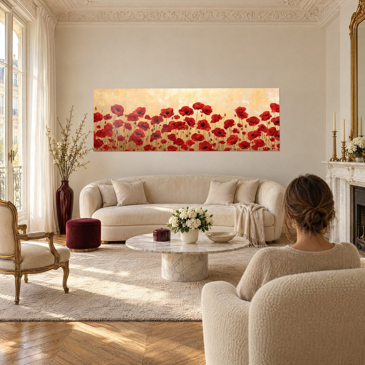 Tableau coquelicots écarlates en rangée sur fond doré patiné, panorama étiré, au-dessus d'un canapé dans un salon lumineux