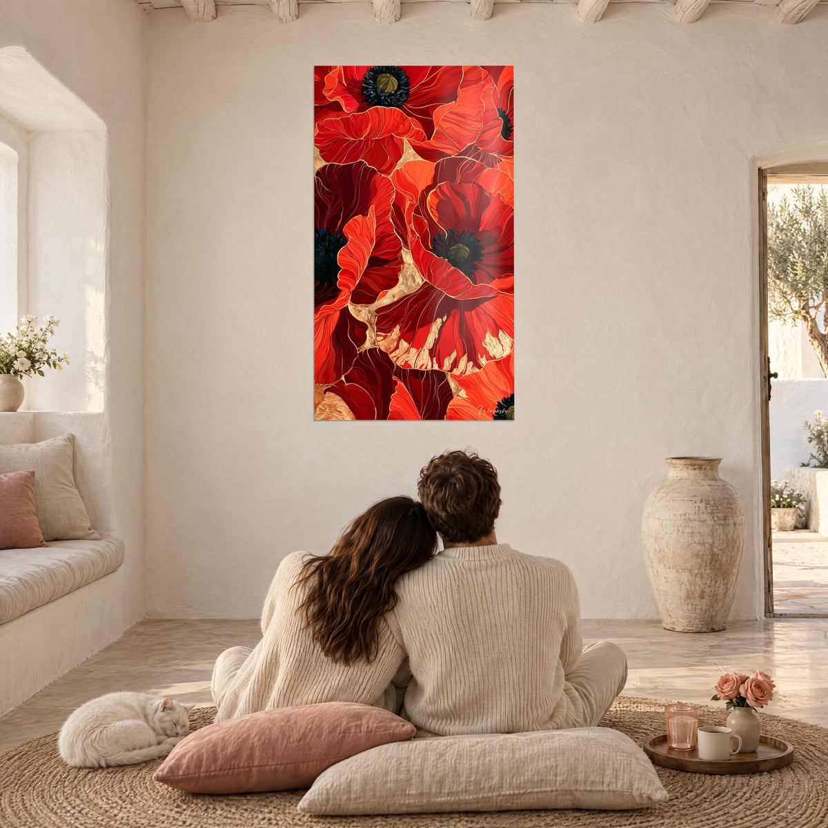 Schilderij met een boeket reusachtige rode en gouden klaprozen, stel met de rug naar de kijker op roze kussens, rustige kat, witgekalkte woonkamer