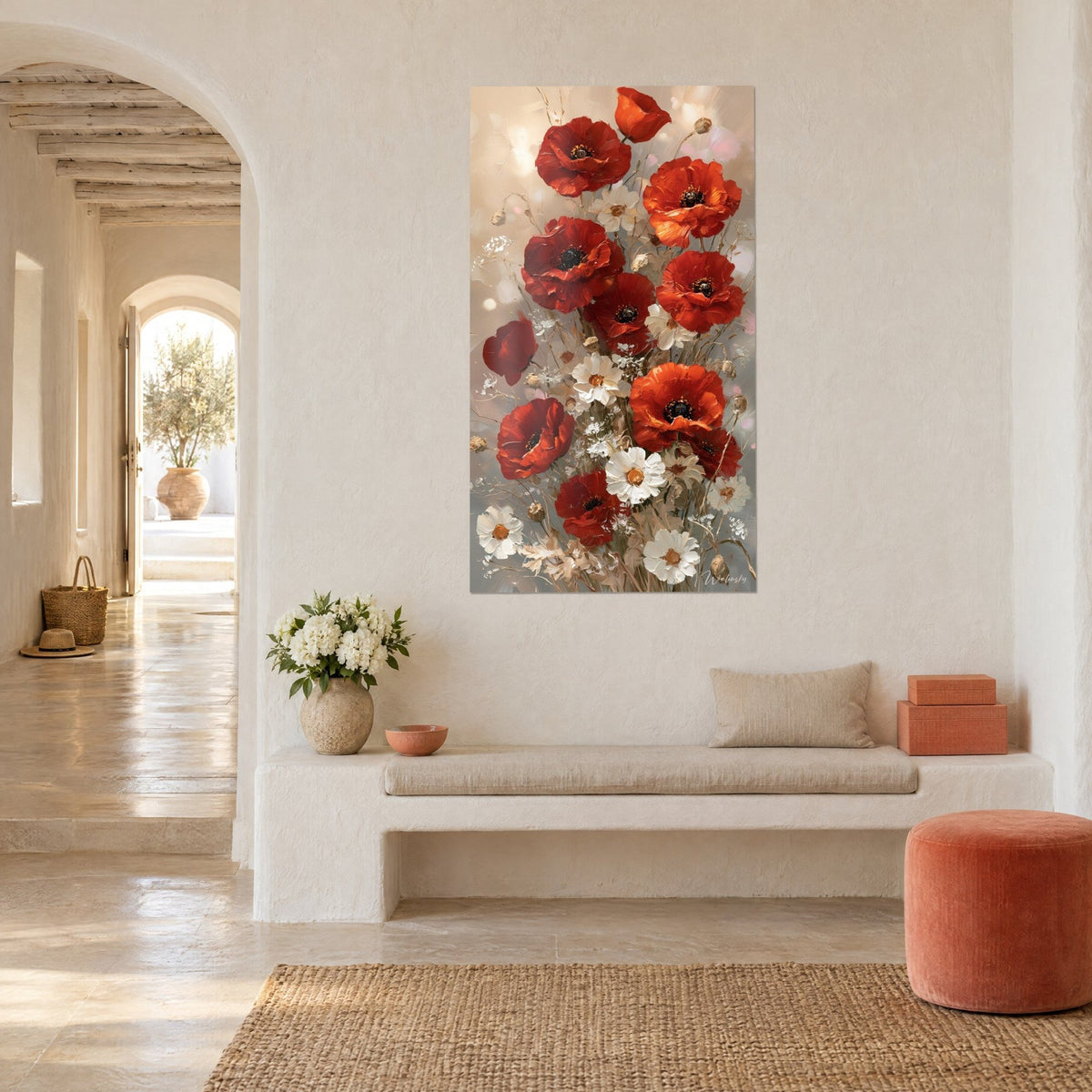 Tableau fleurs des champs vermillon et crème sur fond beige doré, entre une arche et une banquette d'enduit