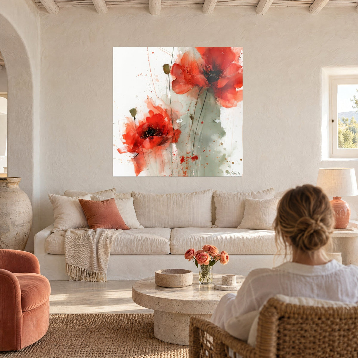Schilderij met rode klaprozen en grijze spatten, vrouw van achteren, boven een bank in een lichte woonkamer