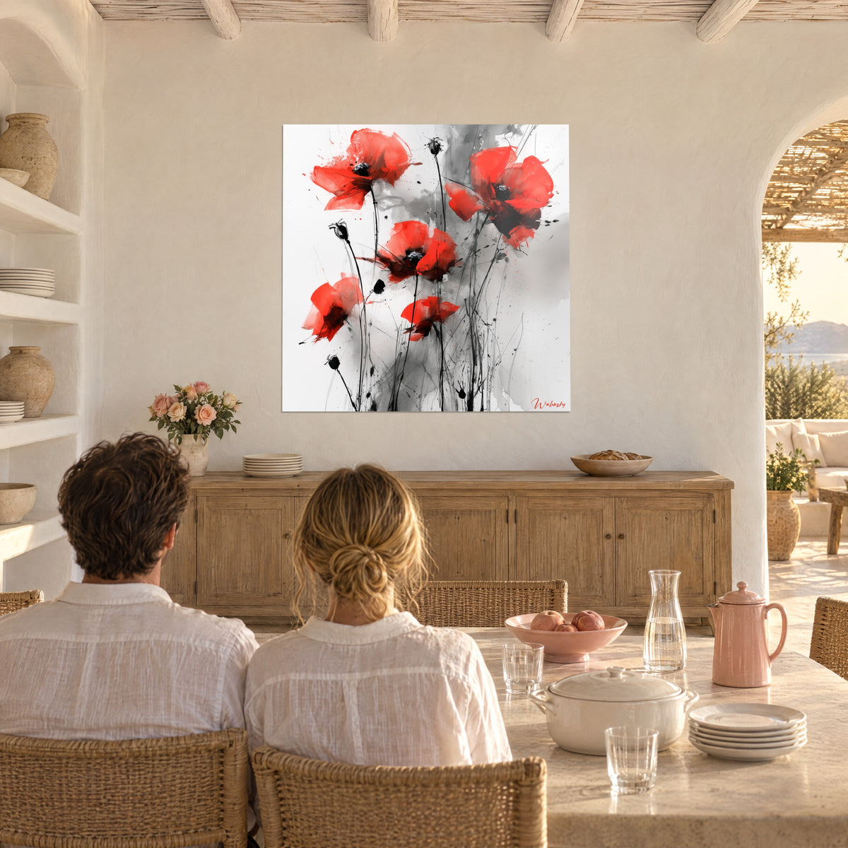 Cuadro de flores silvestres rojo coral, capullos negros y salpicaduras grises, en un salón con paredes de cal beige