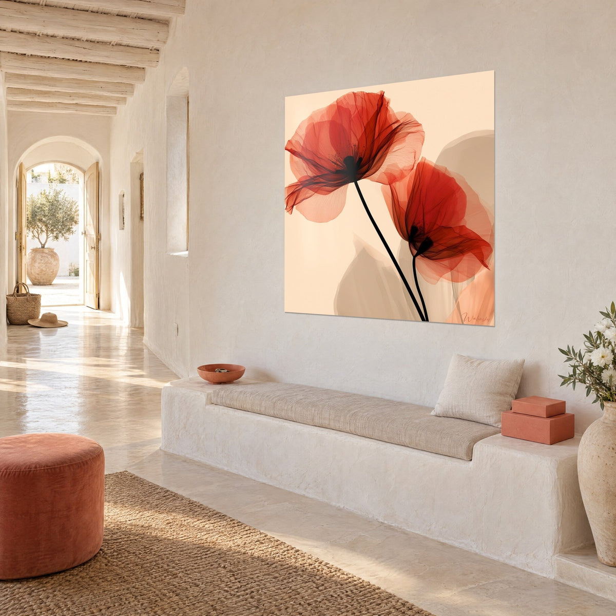 Tableau fleurs de pavot en transparence vermillon et beige, étamines sombres et nervures fines, sur mur blanc, banquette en pierre et couloir voûté