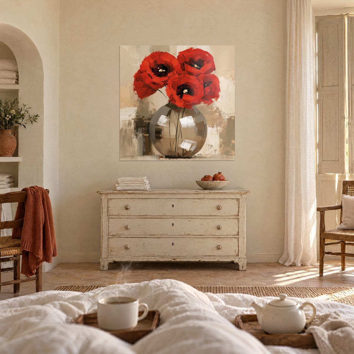 Cuadro amapolas rojo carmesí con centro negro, jarrón redondo gris topo con reflejos blancos, tonos beige y marrón, sobre una cama en un dormitorio luminoso